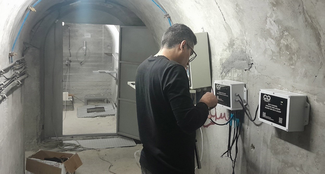 دستگاه قرائت تار مرتعش پیزو